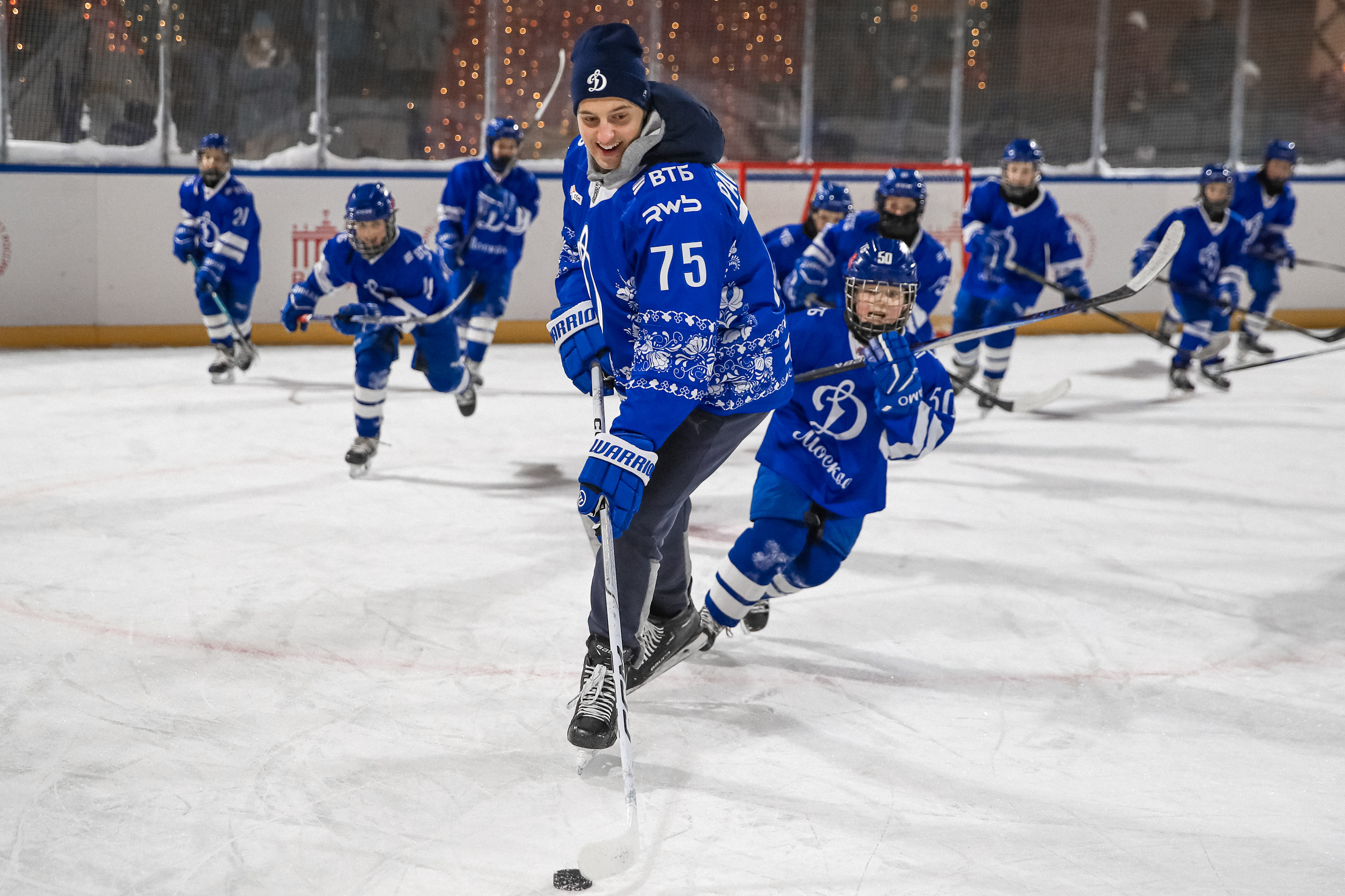  Лед, драйв и бело-голубые цвета: «Динамо» и Mash на спорте провели масштабный праздник на ВДНХ
